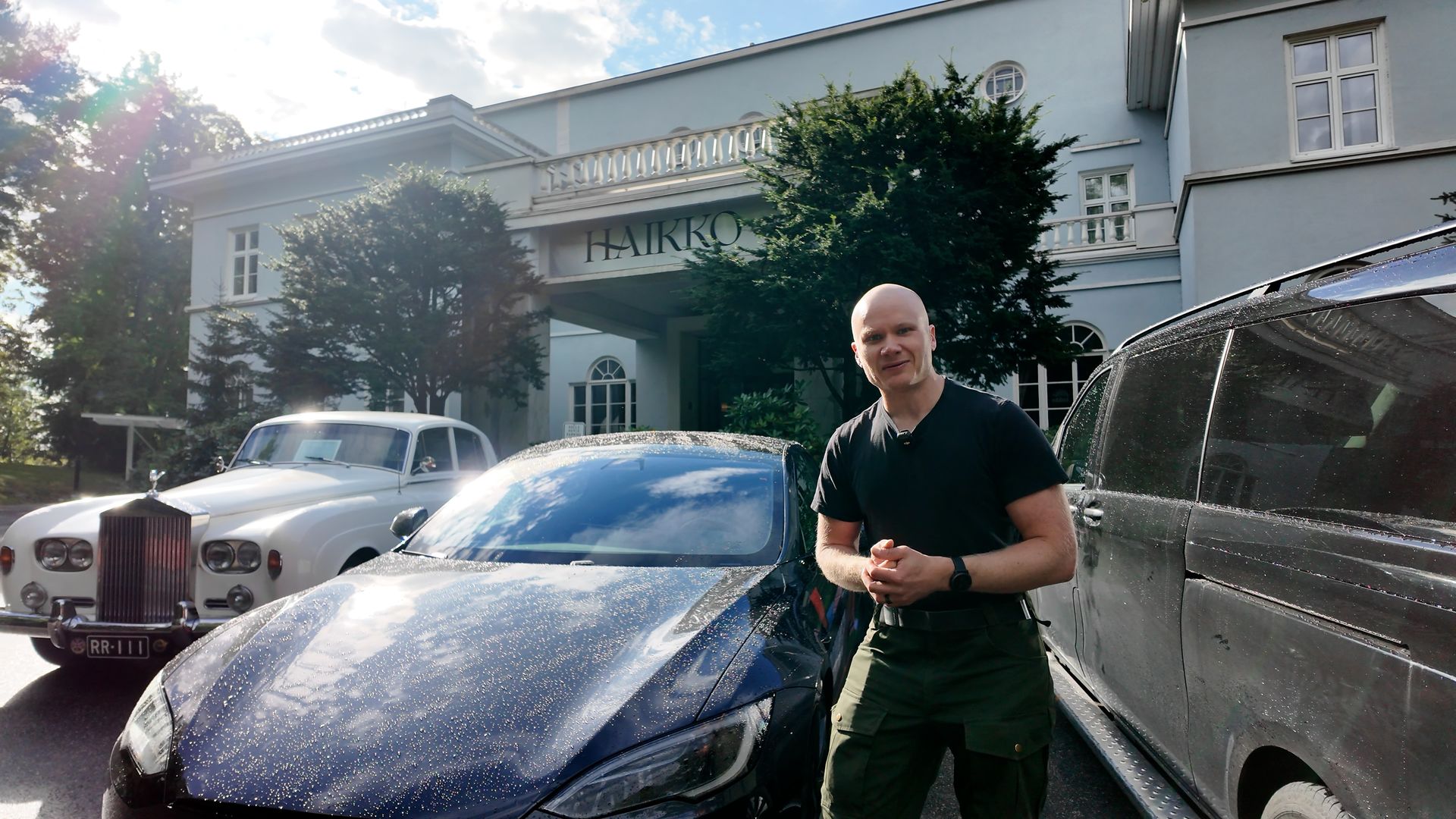 Lauri Vuohensilta outside Haikko Manor at the start of the trip