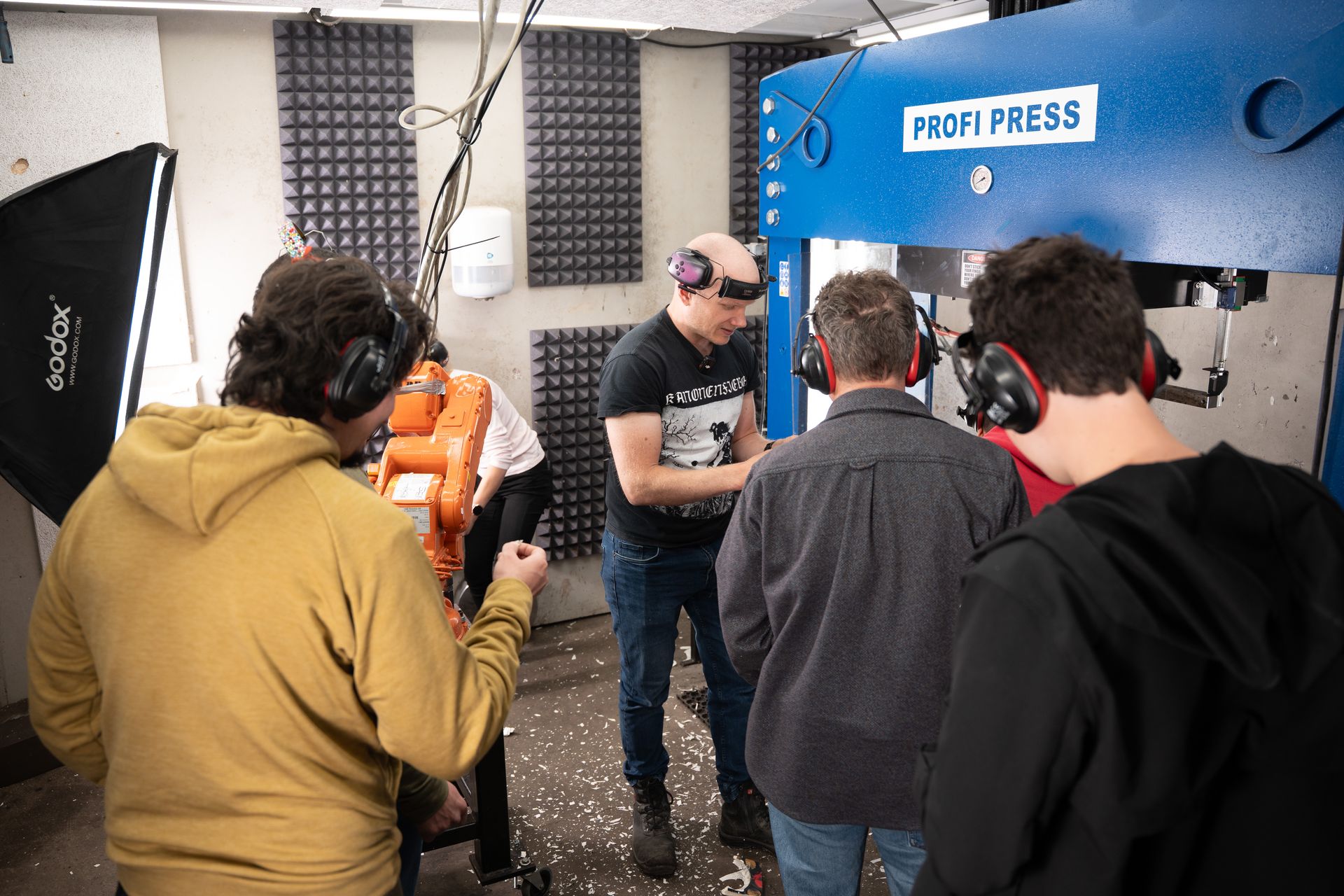 Guests at the hydraulic press in the HPC workshop
